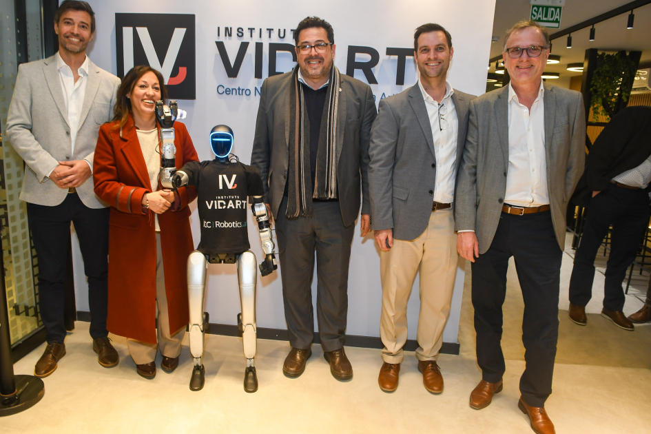 Autoridades en Centro Nacional de Inteligencia Artificial