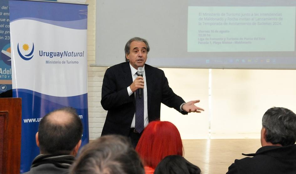 Remo Monzeglio presentando temporada avistamiento de ballenas