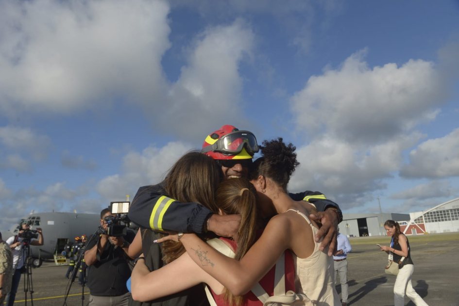 Bomberos abrazando a su familia