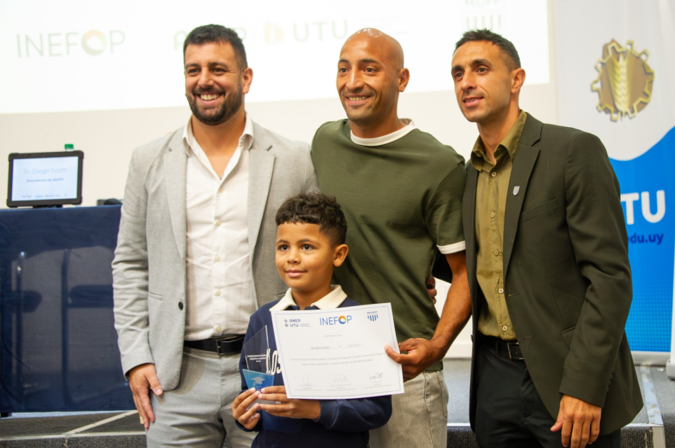 Futbolistas recibiendo certificado