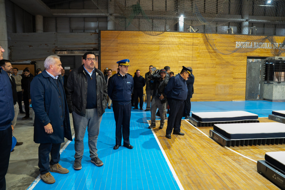 Sánchez con autoridades en centro de evacuación