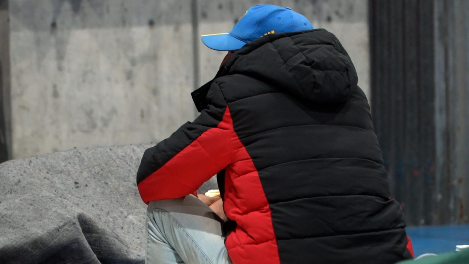 Persona en situación de calle de espaldas