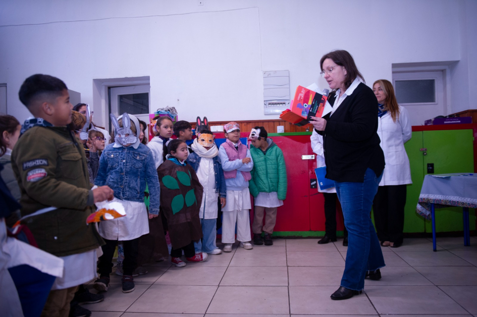 Salsamendi leyendo libro a escolares