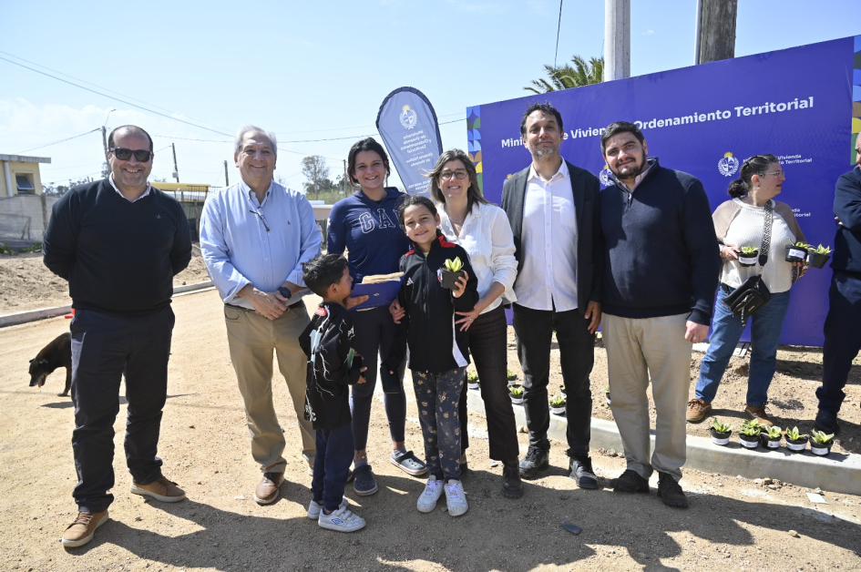 Ministra de Vivienda y beneficiarios