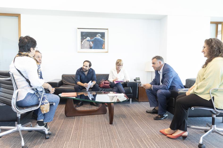 Presidente Yamandú Orsi y ministros de Salud Pública, Cristina Lustemberg, y de Desarrollo Social, Gonzalo Civila, con representantes de la Federación de Autismo del Uruguay