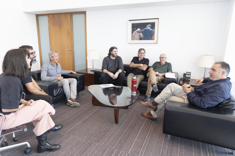 Presidente Yamandú Orsi recibe a integrantes de la Organización Deportiva Sordos del Uruguay en su despacho de Torre Ejecutiva