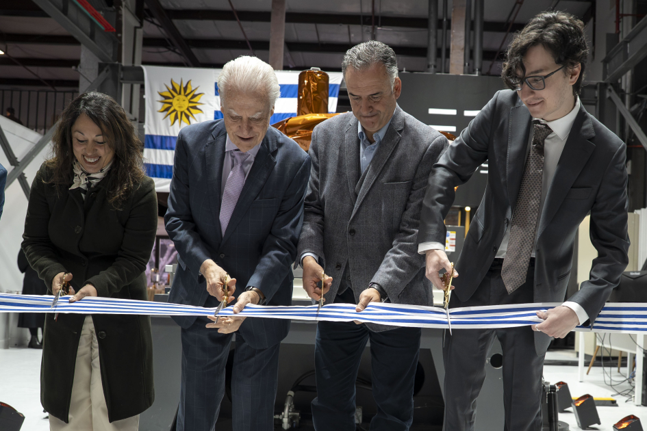 Fernanda Cardona, Orlando Dovat, Yamandú Orsi e Ignacio Belieres en inauguración de planta de Epic Aerospaces
