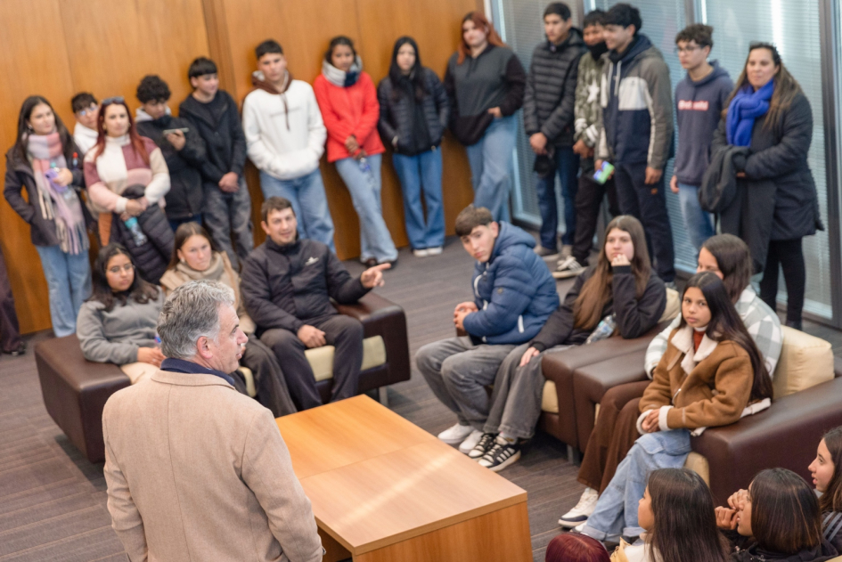 Presidente Orsi junto a jóvenes de Pueblo Yacaré, Artigas