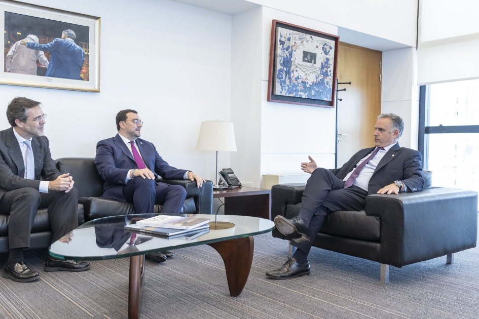 Presidente del Principado de Asturias, Adrián Barbón, junto al presidente Yamandú Orsi