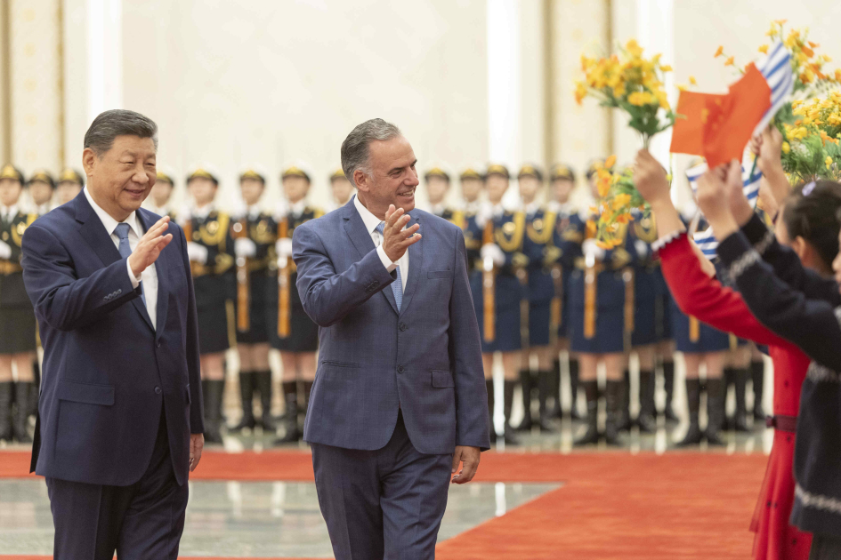Xi Jinping y Yamandú Orsi, en Beijing.