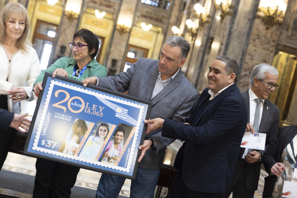 Orsi en la presentación del sello conmemorativo por los 20 años de la Ley de Empleo Doméstico
