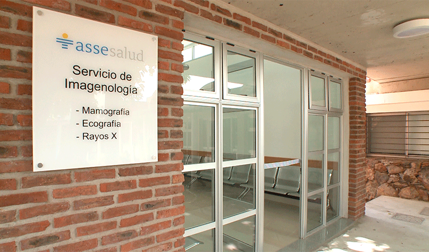 Puerta de ingreso al Servicio de Imagenología Puerta de ingreso al Servicio de Imagenología