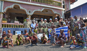 Uruguayos junto a niños de un orfanato ubicado en Goma, República Democrática de Congo Uruguayos junto a niños de un orfanato ubicado en Goma, República Democrática de Congo