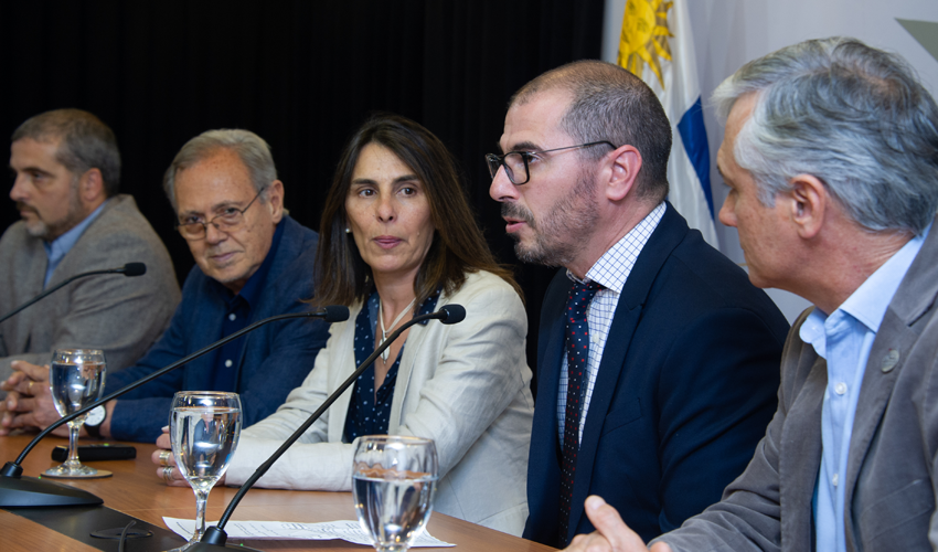 Autoridades en sala de prensa