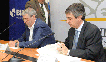 El representante del BID, Juan José Taccone, y el director de la OPP, Álvaro García, firman convenio por caminería rural El representante del BID, Juan José Taccone, y el director de la OPP, Álvaro García, firman convenio por caminería rural