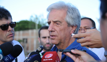 El Presidente Tabaré Vázquez en rueda de prensa apenas llegar a Paysandú El Presidente Tabaré Vázquez en rueda de prensa apenas llegar a Paysandú