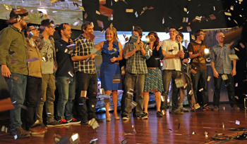 Autoridades de ANTEL con ganadores del concurso