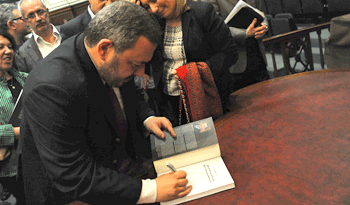 El presidente del Banco Central del Uruguay, Mario Bergara, firma el libro de su autoría El presidente del Banco Central del Uruguay, Mario Bergara, firma el libro de su autoría