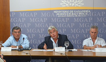 Ministro Tabaré Aguerre, director de Servicios Ganaderos, Francisco Muzio y director de la División de Sanidad Animal, Federico Fernández Ministro Tabaré Aguerre, director de Servicios Ganaderos, Francisco Muzio y director de la División de Sanidad Animal, Federico Fernández