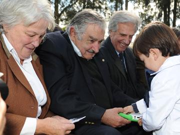 Presidentes Mujica y Vázquez en Cardal con niño Presidentes Mujica y Vázquez en Cardal con niño