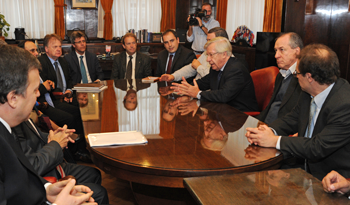 El ministro de Economía y Finanzas, Danilo Astori, reunidos con colaboradores y empresarios por precios El ministro de Economía y Finanzas, Danilo Astori, reunidos con colaboradores y empresarios por precios