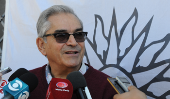 Ministro interino Enzo Benech habla con la prensa, tras reunirse con productores lecheros Ministro interino Enzo Benech habla con la prensa, tras reunirse con productores lecheros