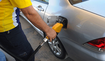 Carga de combustible en estación de servicio