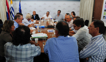 Autoridades de Gobierno con representantes de organizaciones del sector rural Autoridades de Gobierno con representantes de organizaciones del sector rural