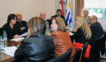 Reunión de la comisión multisectorial para la regulación del consumo de alcohol, encabezada por el Presidente Tabaré Vázquez Reunión de la comisión multisectorial para la regulación del consumo de alcohol, encabezada por el Presidente Tabaré Vázquez