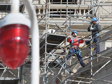 Personas trabajando en obras de la construcción Personas trabajando en obras de la construcción
