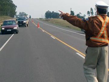 Efectivo de la caminera detiene un vehículo en ruta nacional Efectivo de la caminera detiene un vehículo en ruta nacional
