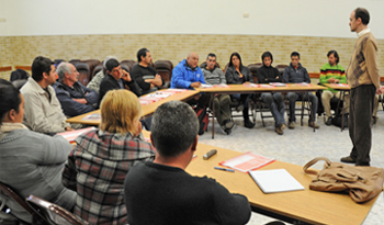 Profesor imparte clases