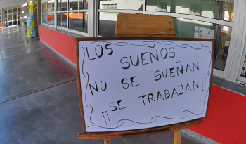 Cartel de bienvenida de la escuela de tiempo completo n.º 25, en Paysandú Cartel de bienvenida de la escuela de tiempo completo n.º 25, en Paysandú