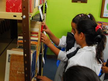 Niñas leyendo Niñas leyendo