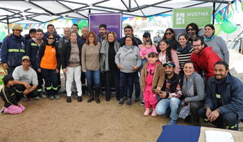 Eneida de León y Cecilia Cairo con vecinos del Plan Juntos