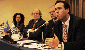 Autoridades en la presentación del simposio Autoridades en la presentación del simposio