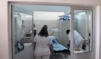 Trabajadores de la salud en block quirúrgico