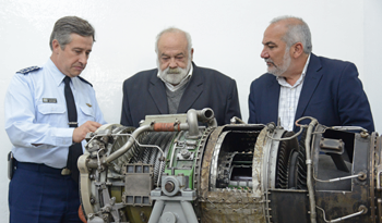 El ministro de Defensa, Eleuterio Fernández Huidobro, rodeado del jefe de la Fuerza Aérea, Washington Martínez y el presidente de ANEP, Wilson Netto