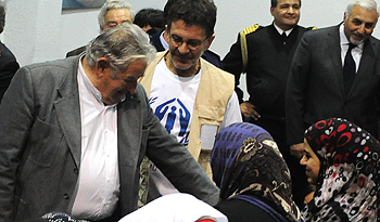 El Presidente José Mujica y Osvaldo Laport, embajador de Acnur, reciben a refugiados sirios El Presidente José Mujica y Osvaldo Laport, embajador de Acnur, reciben a refugiados sirios
