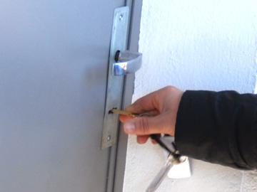 Persona abriendo puerta Persona abriendo puerta