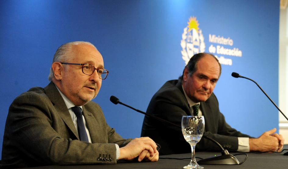 Ministro de Educación y Cultura, Pablo da Silveira junto a director nacional de Ciencia, Tecnología e Innovación, Alberto Majó Ministro de Educación y Cultura, Pablo da Silveira junto a director nacional de Ciencia, Tecnología e Innovación, Alberto Majó