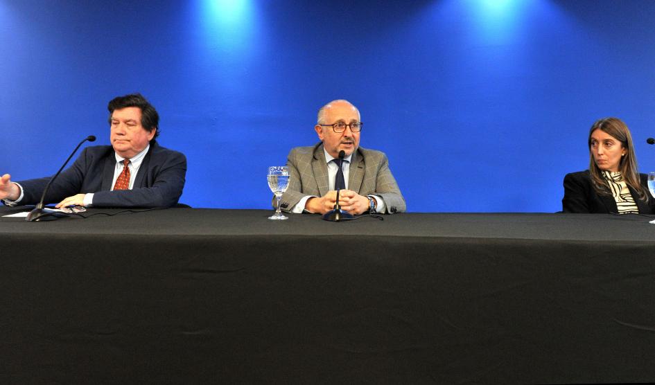 Autoridades en conferencia de prensa