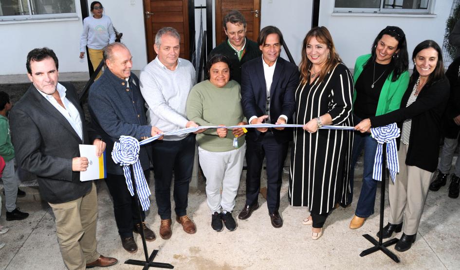 Lacalle Pou cortando cinta de inauguración 