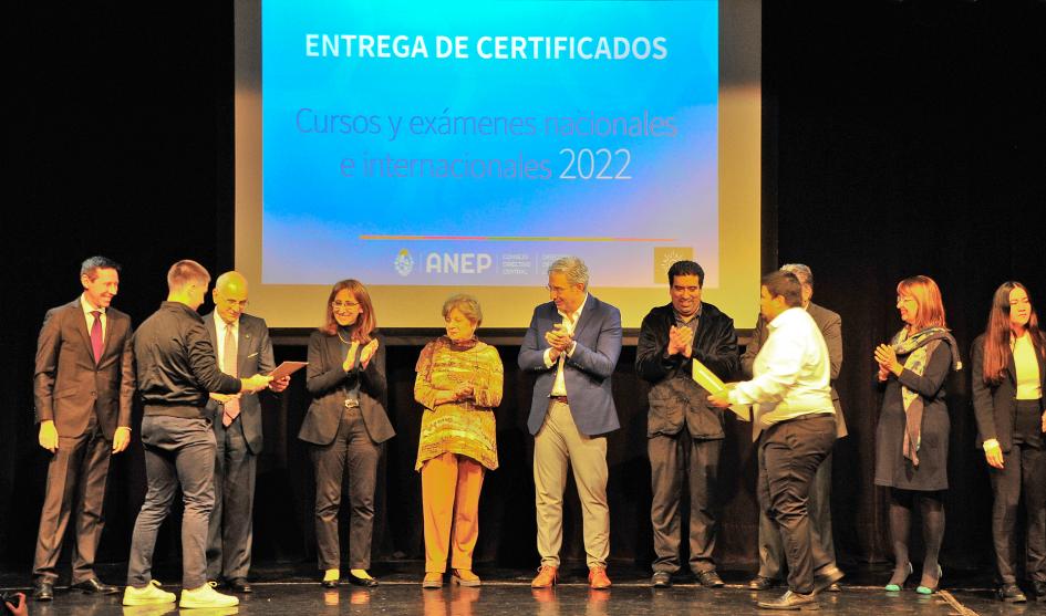Autoridades de la ANEP hacen entrega de certificados a quienes finalizaron los cursos Autoridades de la ANEP hacen entrega de certificados a quienes finalizaron los cursos