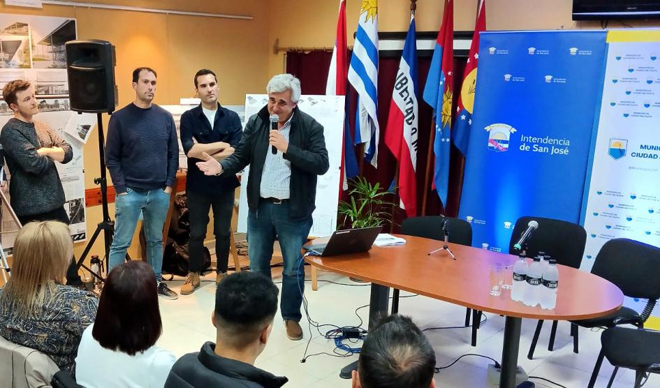 Coordinador del Programa de Desarrollo y Gestión Subnacional de OPP, Guillermo Bordoli, explica los alcances del proyecto a los lugareños Coordinador del Programa de Desarrollo y Gestión Subnacional de OPP, Guillermo Bordoli, explica los alcances del proyecto a los lugareños