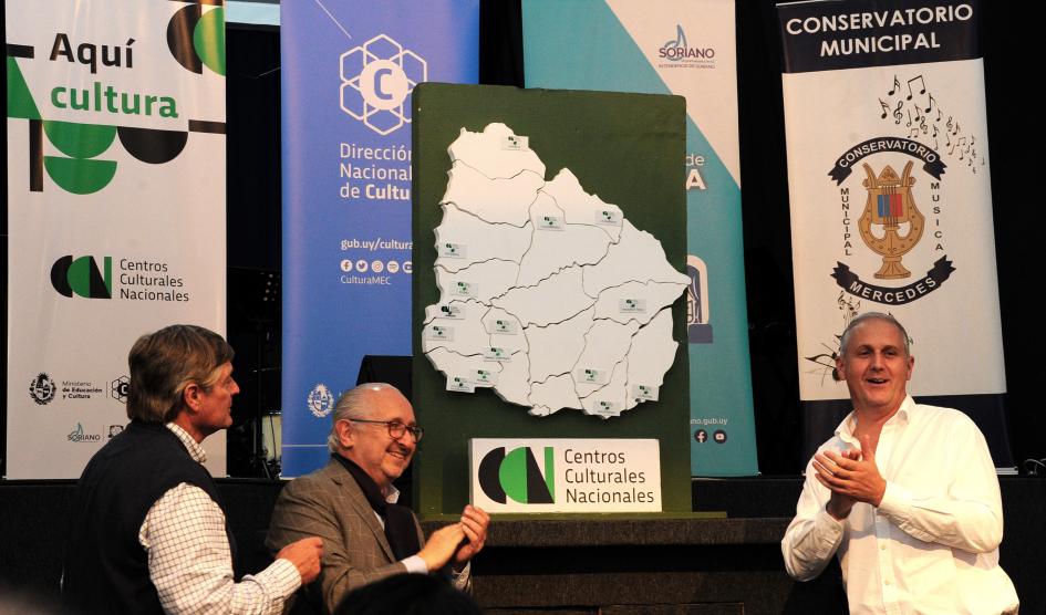 Ministro de Educación y Cultura, Pablo da Silveira junto a intendente de intendente de Soriano, Guillermo Besozzi y al director de Cultura de Soriano, Javier Utermark Ministro de Educación y Cultura, Pablo da Silveira junto a intendente de intendente de Soriano, Guillermo Besozzi y al director de Cultura de Soriano, Javier Utermark