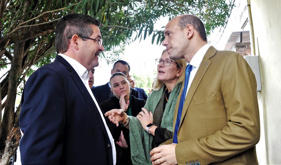 Ministro de Desarrollo Social, Martín Lema y presidente de ASSE, Leonardo Cipriani, durante la recorrida por uno de los centros
