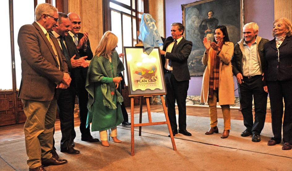 Autoridades presentan sello conmemorativo al Plan CAIF