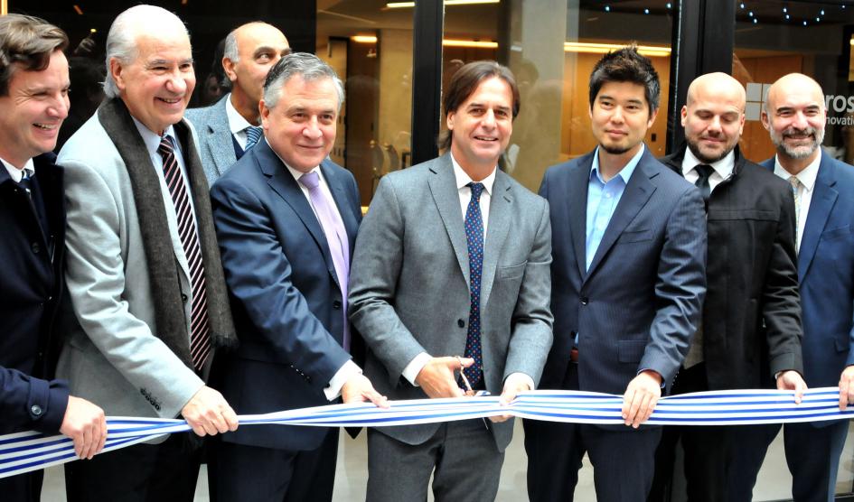 Momento del corte de cinta a cargo de Presidente Luis Lacalle Pou y demás autoridades y representantes de la empresa Momento del corte de cinta a cargo de Presidente Luis Lacalle Pou y demás autoridades y representantes de la empresa