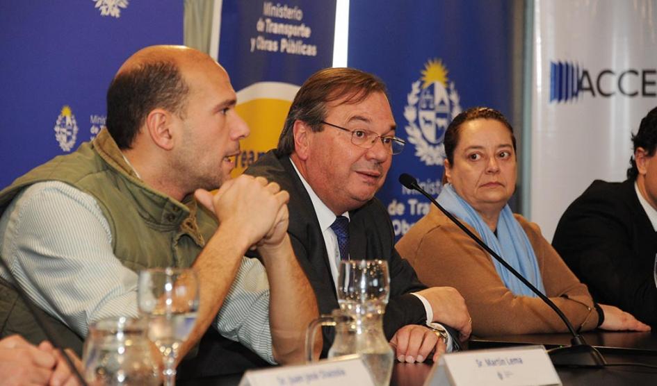 Mesa de autoridades durante la realización de la oratoria